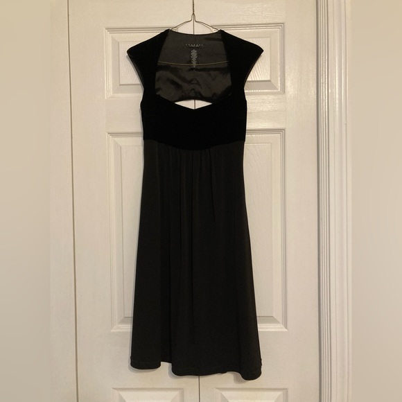 Black Velvet Empire Waist Keyhole Back Dress, Laundry by Shelli Segal - Picture 3 of 7